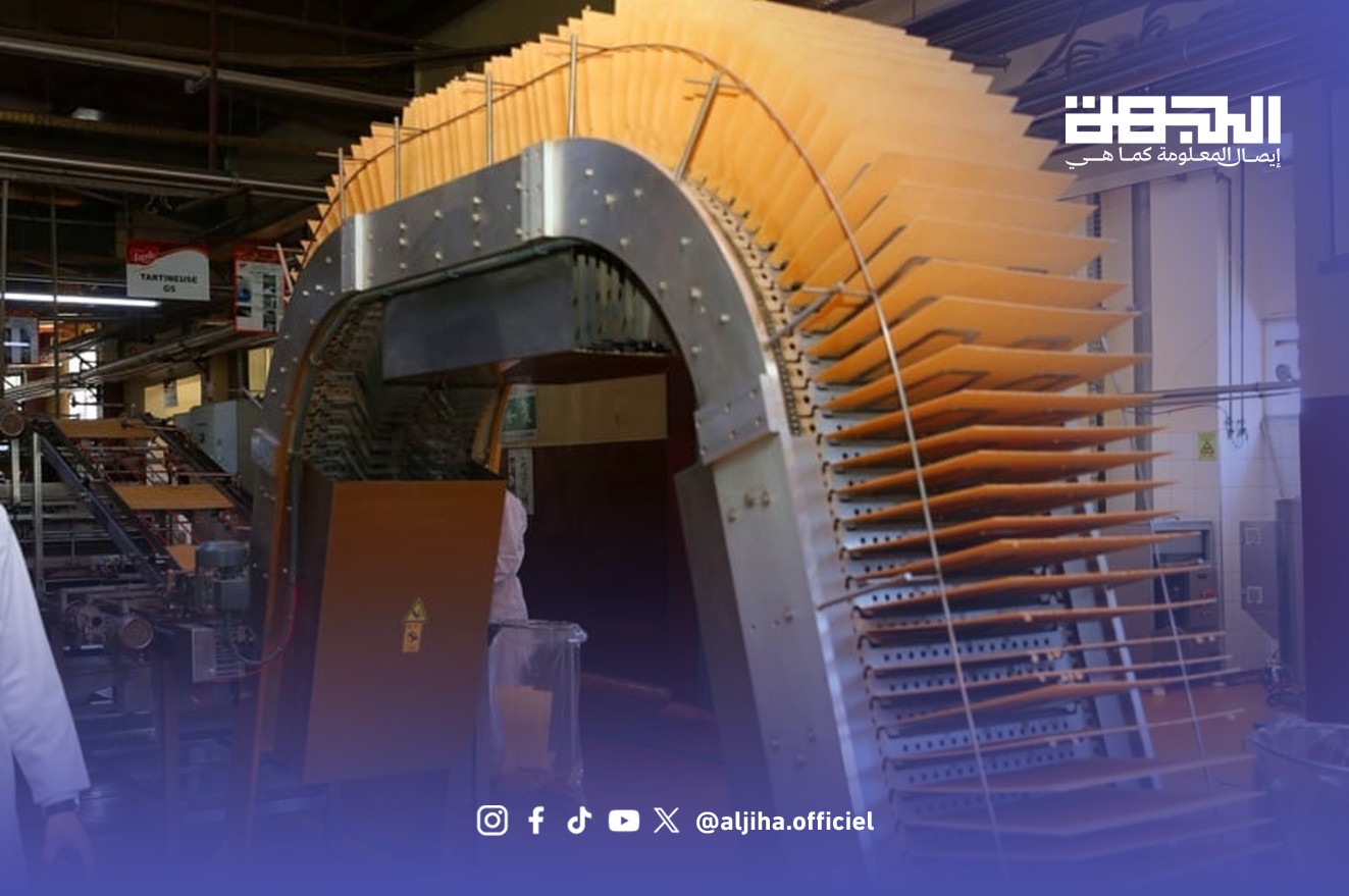 صورة توضيحية لخط إنتاج صناعي داخل مصنع
