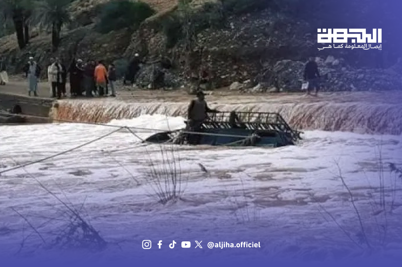 سيول جارفة تغمر طريقا ومركبة بإقليم شيشاوة